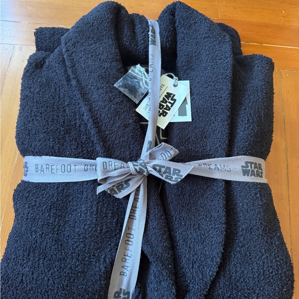 Barefoot Dreams Men’s “Star Wars” Black Fleece Robe, Size 3, never worn tags on